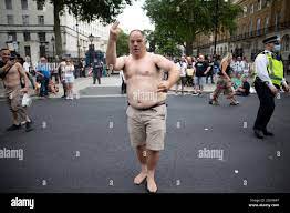 Londres, Reino Unido. 14th de junio de 2021. El protestor anti-vaxx borracho  grita F-word a Downing Street. Yuen Ching Ng/Alamy Live News Fotografía de  stock - Alamy