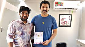 విజయ్ దేవరకొండను కలిసి పెళ్లి కార్డు అందించిన అభిమాని
