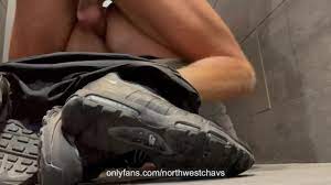 Chavs Fuck in Motorway Services - Pornhub.com