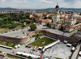 Desfăşurată pe 120 de hectare, cetatea alba carolina uimeşte prin dimensiunile sale şi starea de conservare foarte bună, orice călătorie aici fiind o adevărată. Alba Iulia Se PregÄƒteÈ™te De Noul Sezon Turistic Program È™i Tarife De Acces La Cele Mai Importante Obiective Din OraÈ™ Alba24