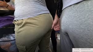 Encoxada Cum in pantalones – hot public action