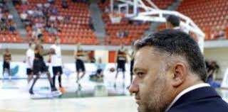 Απολαυστικός σεφερλής σε ρόλο ταβερνιάρη, καρπαζώνει χριστιανό που δεν συμμετέχει στο γλεντοκόπι του ειδωλολάτρη αρχόντου ενώ ένας γαμάτος τύπος ακριβώς. Makhs Giatras Cyprus Basket