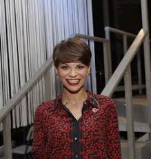 I capelli un po' cresciuti vengono fermati con una mollettina in occasione del concerto benefico amiche per l'abruzzo 2009. 10 Idee Su Capelli Alessandra Amoroso Capelli Alessandro Capelli Corti