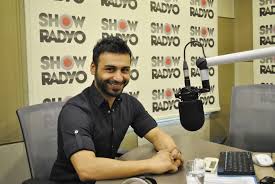 Emre Kaya 29 Mayis Persembe Saat 13 00 Te Show Radyo Da Yonca Nin Mikrofonu Nun Konugu Oldu Radyo Sarkicilar
