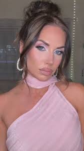 Valentine’s Day date night look 👀 🩷 #datenightglam #glam #beforeandafter  #makeup #dothanmua #makeupartist #messybun #softglammakeup #valentinesday