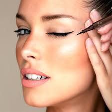 Les Meilleures Techniques pour Appliquer son Liner sur les Yeux