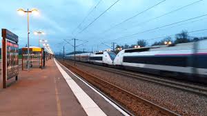 Maxwel cornet was sent off against angers, and marcelo has been sent to train with the reserves, meaning that the hosts' back line, which should include damien da silva. Tgv Qui Roule Vite Le Creusot Tgv Youtube