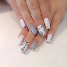 Uno de los tipos de diseños más populares es dar a las uñas acrílicas un aspecto de pintura al óleo. Https Prepona Info Image Collection U C3 B1as Acrilicas 2020 Blancas Con Negro