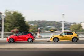 For more details and prices, visit the peugeot 208 2014 guide : Essai Comparatif La Toyota Yaris Hybride Defie La Peugeot 208