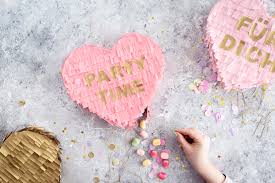 Für einen bilderrahmen aus wolle benötigt ihr Diy Wiederverwendbare Herz Pinata Einfach Selbstgemacht