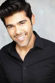 J.M. Longoria busca papeles con luz positiva