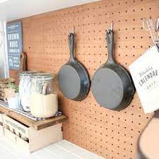 賃貸でも大丈夫だよ 有孔ボード フックで見せるアイデア収納 キナリノ 素敵 な キッチン 有孔ボード 食器棚 リメイク