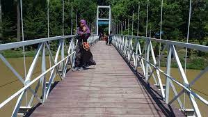 Pada gambar di atas menampilkan indahnya pemandangan hutan lindung kota langsa yang sangat di jaga okesistem ya, hutan lindung ini juga salah satu destinasi wisata kota langsa yang lokasinya tidak jauh dari pusat kota yang hanya berjarak sekitar 1 km dari pusat kota. Tempat Wisata Di Kota Langsa Yang Menarik Dan Asik Fjj