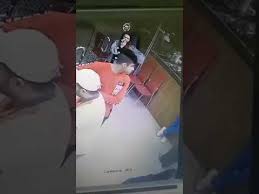 القبض على شخص تحرش بفتاة في أحد مطاعم السعودية Youtube