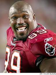 Raiders sign Sapp to 7-year contract