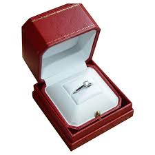 Splendide bague solitaire cartier 1895 en platine et diamant, composée d'un élégant anneau bombé en platine délicatement serti d'un diamant de taille brillant de 0.40 carat au total. Soldes Bague Cartier Solitaire 1895 Prix En Stock