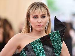 Check out the video below A Video Appears To Show A Fan Trying To Kiss Miley Cyrus