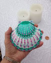 Check out our scallop shell art selection for the very best in unique or custom, handmade pieces from our wall decor shops. Pin On Painted Shells