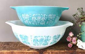A floral pattern was then painted on top of this coating with a brush. How To Tell If Pyrex Is Vintage Patterns And Marks Lovetoknow