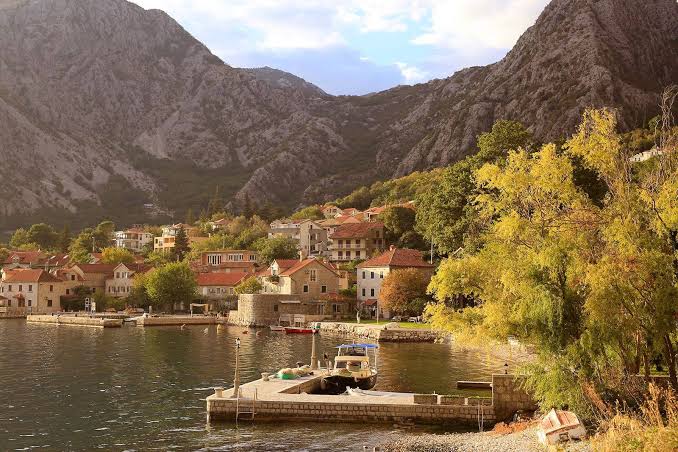 Perast - thị trấn nhỏ thuộc Montenegro Nhà mình đi road trip từ Croatia  sang Bosnia rồi vòng về Montenegro. Đến lúc ghé ngang Perast thì mặt trời  đã bắt đầu