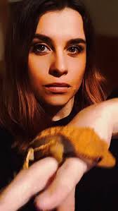 Are there reptile keepers among dull ladies?