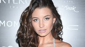 Wieniawa z buta wywala okno i przesiada się na miejsce kierowcy, próbuje odpalić, ale auto bez przeglądu ledwo co żyje. How Does Julia Wieniawa Take Care Of Her Character He Betrays His Ways Exercises And Diet Are Not Everything