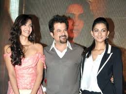 The biggest family of bollywood of all time. Bollywood Stars And Their Family Pics