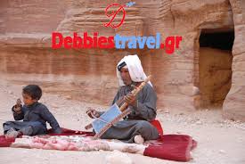 Από το αρχαιολογικό δέος της πέτρας και το κομφούζιο του αμάν μέχρι τα συναπαντήματα με τους βεδουίνους στη μέση της ερήμου και τις βουτιές σε δύο θάλασσες, ένα ταξίδι στην ιορδανία είναι πλούσιο σε εικόνες, γεύσεις. Iordania 3exwristh Debbiestravel