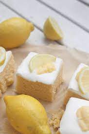 Nach dem auskühlen die unterseiten mit lemon curd bestreichen, dann oberteil aufsetzen und noch mehr von dem leckeren lemon curd in das loch geben. Saftiger Zitronen Schmand Kuchen Mit Lemon Curd Ruhrteig Rezept