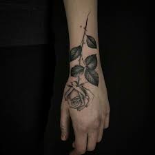 Les contours d'une rose comme petit tatouage fin poignet. Signification Tatouage Rose Femme Styles Et Tendances