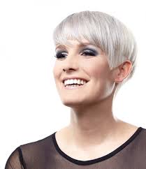 Kurzer haarschnitt nass look bob kurzes haar kurze frisur mit dickem pony kurzen bob mit langer pony friosur mit verlängerter nacken pixie style kurzhaar. Freche Kurzhaarfrisur Langeres Deckhaar Am Oberkopf Wird Im Nacken Von Frecher Kurze Abgelost Kurzhaarperucken Frisuren Kurzhaarfrisuren