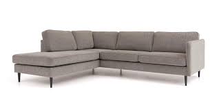 Alna Sjeselong I Gratt Stoff Er En Stilren Og Komfortabel Sofa Med Et Moderne Nordisk Design Sofaens Smale Ben Og Armlener Gir Den E Hjornesofa Sofa Sjeselong