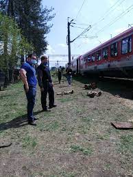 O companie feroviară clujeană a introdus în circulaţie două garnituri de tren privat pe ruta aceasta. Tren Care Circula Pe Relatia Cluj Bistrita Deraiat La Èintereag Foto