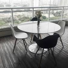 Warmes wasser wissen wir, weiße wäsche waschen wir. Tulip Table Runder Esstisch Mit Schwarzen Und Weissen Stuhlen Mit Holzbeinen Eames Dsw Und Daw Https Modecor Eames Tisch Tisch Und Stuhle Esstisch Weiss