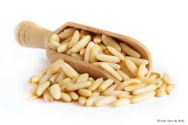 Profitez des pignons en guise de collation, les inclure entiers ou moulues sur les légumes, les saupoudrer sur vos salades ou les jeter dans votre plat de pâtes favori. Pignons De Pin Saveurs Subtiles Richesse En Mineraux Fruits Secs Du Web