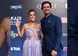 أما علا رشدي، بدأ حب التمثيل لديها من الصغر حيث شاركت في العديد من المسرحيات في أمريكا، وبعد تخرجها من الجامعة حصلت علي درجة الماجسيتير الشرفية في مجال إدارة الأعمال. Ø¹ÙØ§ Ø±Ø´Ø¯Ù ØªÙØ´Ù ØªÙØ§ØµÙÙ ØªØ¬Ø±Ø¨ØªÙØ§ ÙØ¹ ÙÙØ±ÙÙØ§ ÙØ³Ø¨Ø¨ Ø¹Ø²ÙÙØ§ ÙØ²ÙØ¬ÙØ§ Ø¹Ù Ø£ÙÙØ§Ø¯ÙÙØ§ ÙÙØ¯ÙÙ Ø§ÙÙØµØ±Ù Ø§ÙÙÙÙ