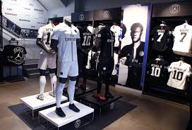Parcourez le plan du stade avant votre venue pour repérer votre porte d'accès et les zones de services qui vous intéressent. Wikiloc Foto De Boutique Oficial Del Paris Saint Germain 1 1