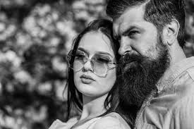 Enamorado De La Primavera. Pareja Enamorada Acariciando Al Aire Libre.  Gente De Moda. Amor Tierno. Fondo De árbol Sakura De Pareja Imagen de  archivo