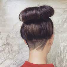 Langes Haar Dutt Undercut Dezentes Muster Linien Hairstyles Tattoo Frisuren Lange Haare Undercut Frisur Undercut Undercut Frauen Lange Haare