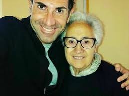 «un giorno senza sorriso è un giorno perso» scrive nella sua bio su twitter. Dteefsieldbo M