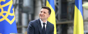 Пресконференція зеленського минулого року проходила в маріїнському парку, а його перше велике спілкування з пресою як президента відбулося в жовтні 2019 року у форматі пресмарафону — тоді. Daheybjxpahcum