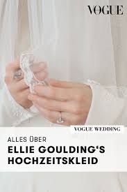 Ellie goulding and caspar jopling looked completely smitten as they shared their first kiss as man and wife ellie goulding and caspar jopling are married! Ellie Goulding Hat Geheiratet Ein Exklusiver Blick Auf Ihr Massgeschneidertes Brautkleid Von Chloe Im Viktorianischen Stil Heiraten Hochzeit Hochzeitskleid