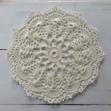 On fait ensuite 6 double brides à l'intérieur du cercle puis 3 mailles en l'air et une maille coulée dans l'anneau, on obtient la 1ère. Napperon Crochet Facile Rosefeedesbelleschoses