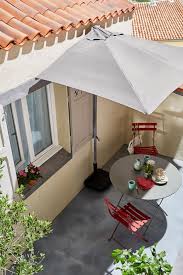 Un Parasol Qui S Adapte A La Perfection A Tous Les Espaces Meme Les Plus Petit Castorama Inspiration Decoration Ideedec En 2020 Parasol Terrasse Parasol Terrasse