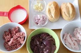 Next, layer in cucumber, cilantro, carrots and daikon, and jalapeno. Cach Lam Banh Mi Pate Ä'áº§y Dinh DÆ°á»¡ng Cho Bá»¯a Sang Hoan Háº£o Vietreview Vn