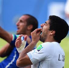 Football leagues from all over the world.fifa 21 ratings for sydney fc in career mode. Luis Suarez Attackiert Giorgio Chiellini Mit Biss Bilder Fotos Welt