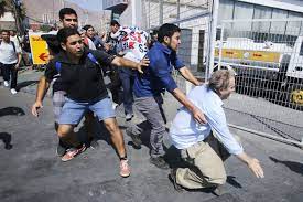 El político caminaba por los patios de la botellas, agua, golpes y garabatos, fueron algunos de los ataques que recibió kast, los que quedaron grabados en un video que ya es tema en las redes. Fotos La Agresion Que Sufrio Jose Antonio Kast En Iquique Cooperativa Cl