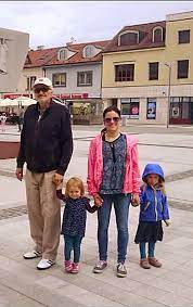 Tasr/pavel neubauer) peter mikulík režíroval predstavenia lasicu a satinského v bratislavskej tatra revue a v roku 1966 ich vystúpenia s názvom večery pre dvoch, programy v divadelnom štúdiu (nečakanie na godota 1967, soirée 1968, radostná správa 1969) a v štúdiu s (nikto nie je za dverami. Milan Lasica Sa Vratil Do Rodneho Mesta Fotka Jeho Dcery Hovori Za Vsetko Novy Cas