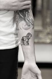 Statue Tattoo By Alessandro Capozzi In Aureo Roma Tattoo Gallery Statue Tattoo Greek Tattoos Tattoos Gallery