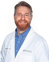 WWII veteran walks through Crestview en route to California